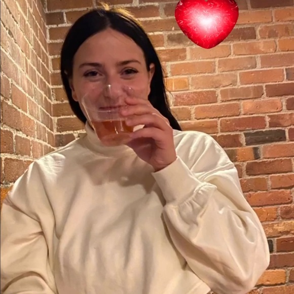 Meet your Posher, Maddie. Make an offer!! 💕😍😻 - Picture 1 of 7